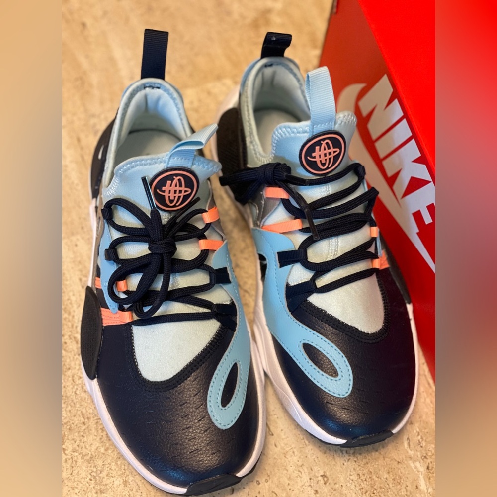 Women’s tennis shoes